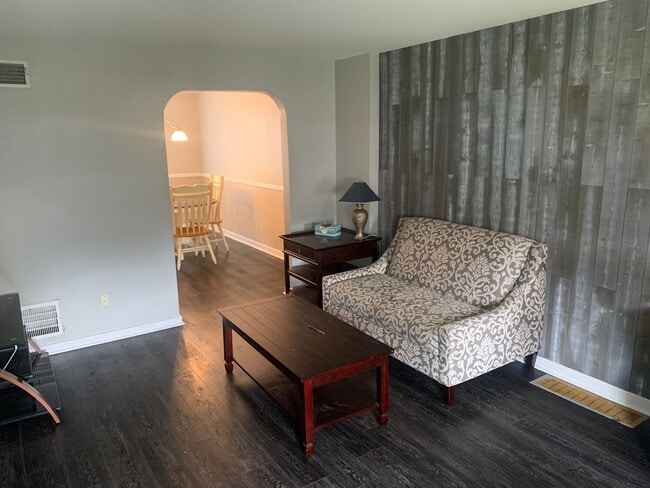 Building Photo - THREE BEDROOM TOWNHOME