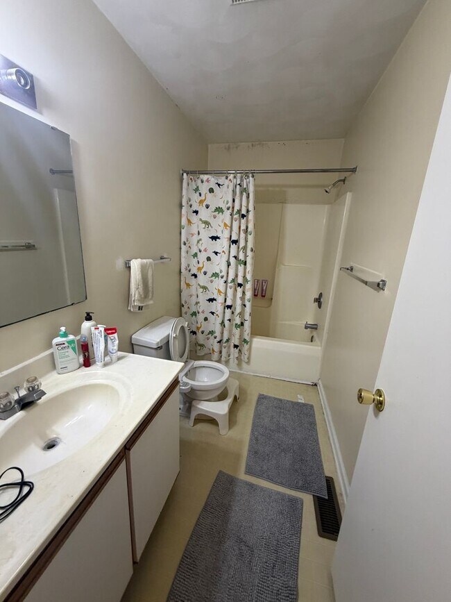 Building Photo - Spacious 4BR Townhome in Pheasant Run – Minutes to Virginia Tech