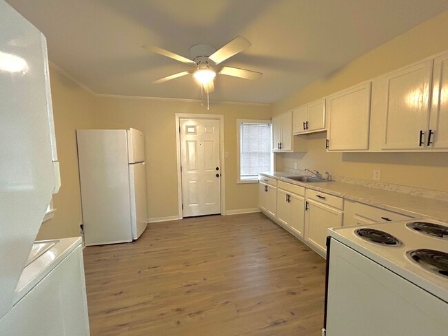 Building Photo - Beautifully remodeled 2-bedroom, 1-bathroom home with a perfect blend of comfort and convenience