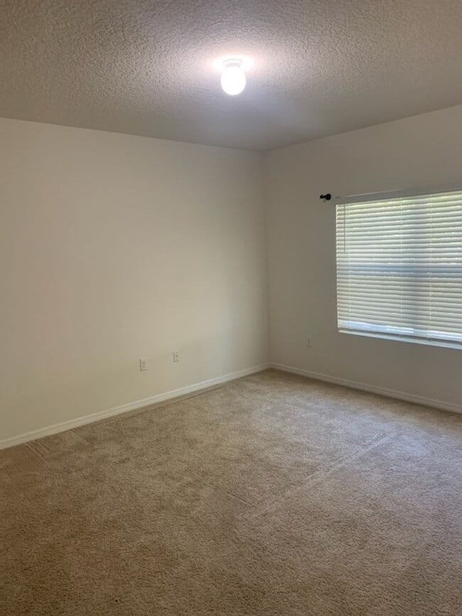 Building Photo - Beautiful Home Located In The New Chestnut Village Neighborhood On SW Archer Road