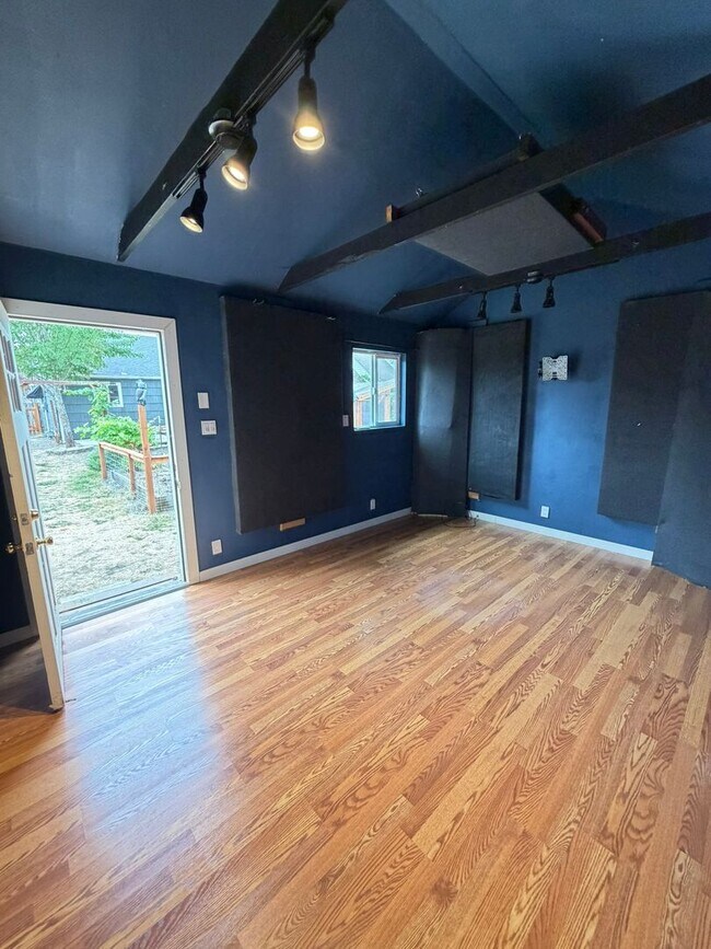 Building Photo - 480 W Ash St