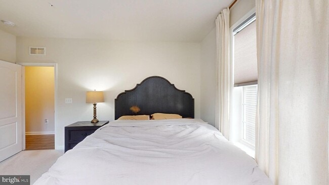 Building Photo - 10909 Meridian Hill Way