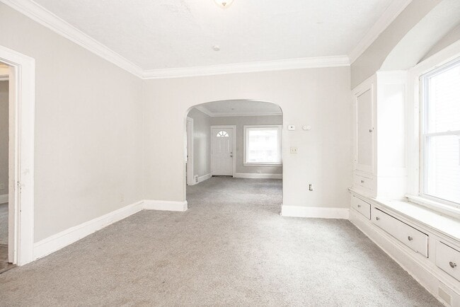 Building Photo - 5 BED 2 BATH BEAUTIFUL SINGLE FAMILY HOME ...