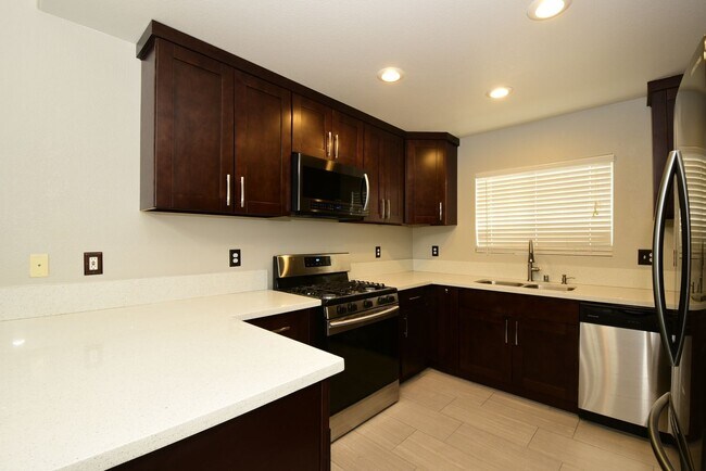 Primary Photo - Live In The Heart Of Summerlin 2 Bed 2 Bat...