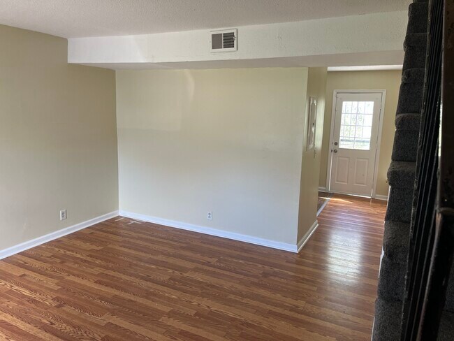 Building Photo - 3617 Willow Creek Ct