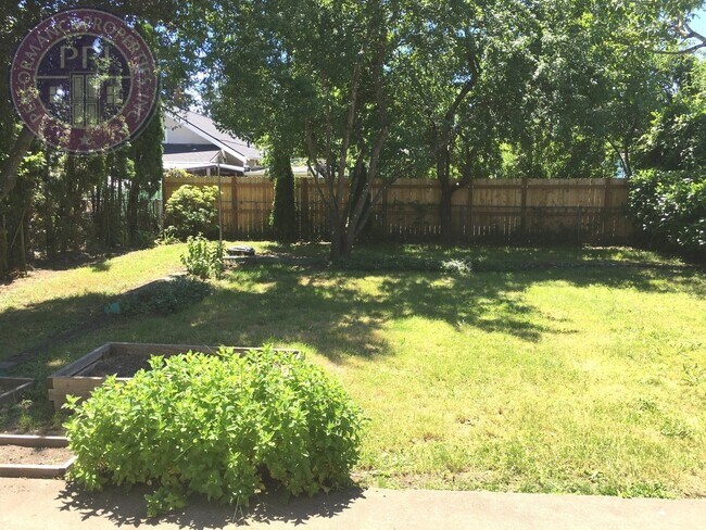 Building Photo - Beautiful Sellwood Bungalow in One of Portland's Most Desirable Neighborhoods. Pet friendly!