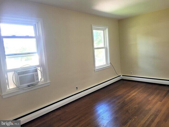 Building Photo - 2747 Cedarhurst Rd