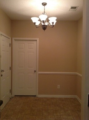 Building Photo - Available Now! 3 bed, 3 bath!
