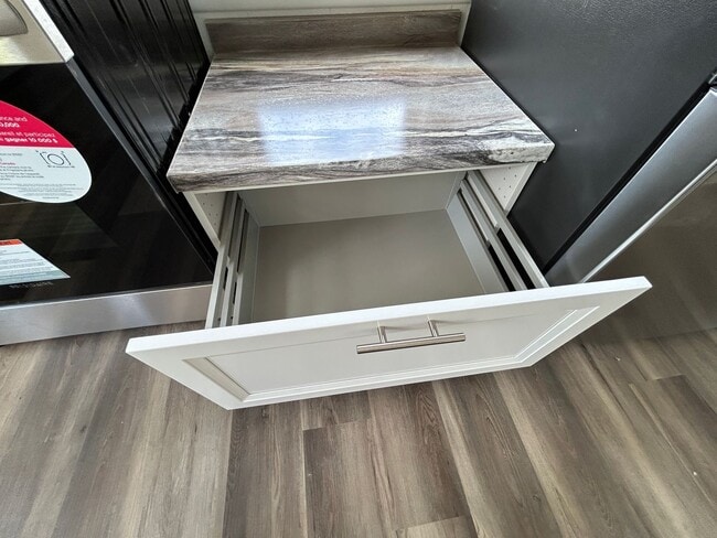 Building Photo - 3 Bedroom 1 Bath Beautiful House with Fenced Yard & Garage