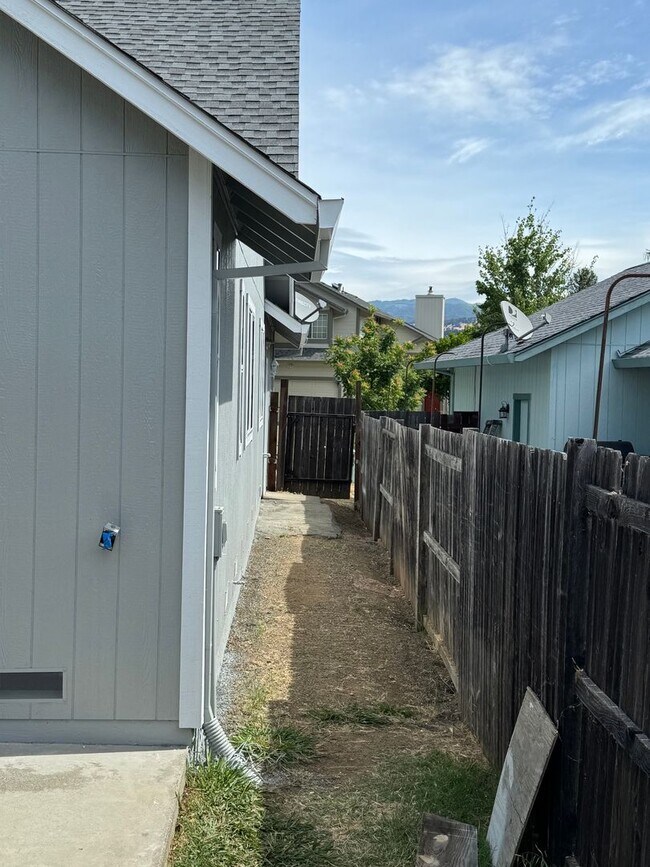 Building Photo - Beautifully Remodeled 3-Bedroom, 2-Bathroom home waiting for you !