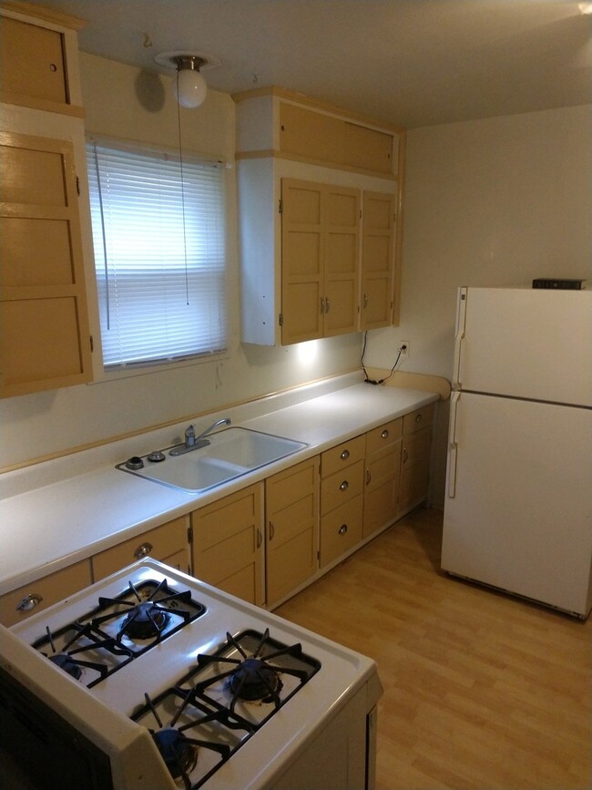 Building Photo - 3 Bedroom 1 Bathroom, Available June 1st, ...