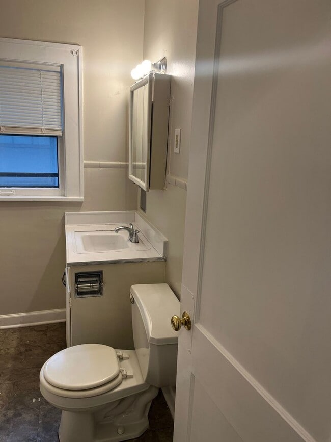 Building Photo - Available Now!!  Gorgeous home! 4 Beds, 1.5 Baths near UMKC! $2100