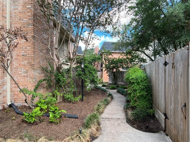 Building Photo - 1601 S Shepherd Dr