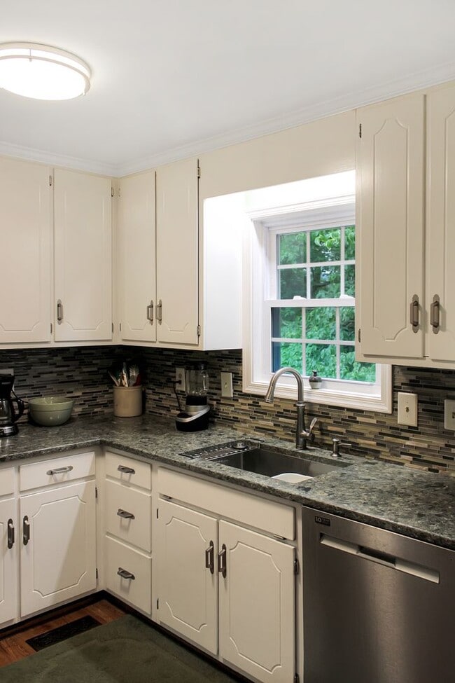 Building Photo - Furnished 2-bedroom / 1-bath