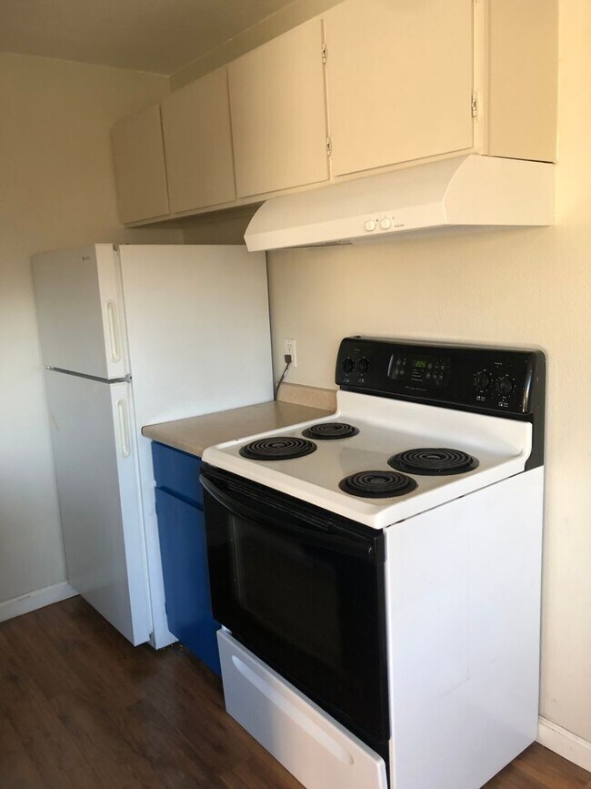 Building Photo - One Bedroom Main Level Condo for Rent Near CU