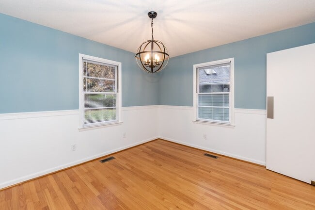 Building Photo - Beautiful Large Home in the Heart of Raleigh!