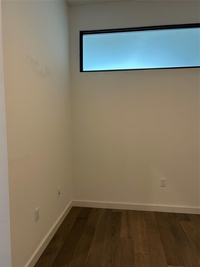 Building Photo - 800 Embassy Dr