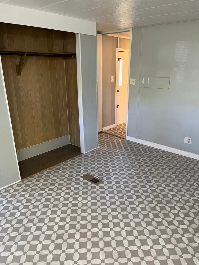 Building Photo - 9441 Teak St