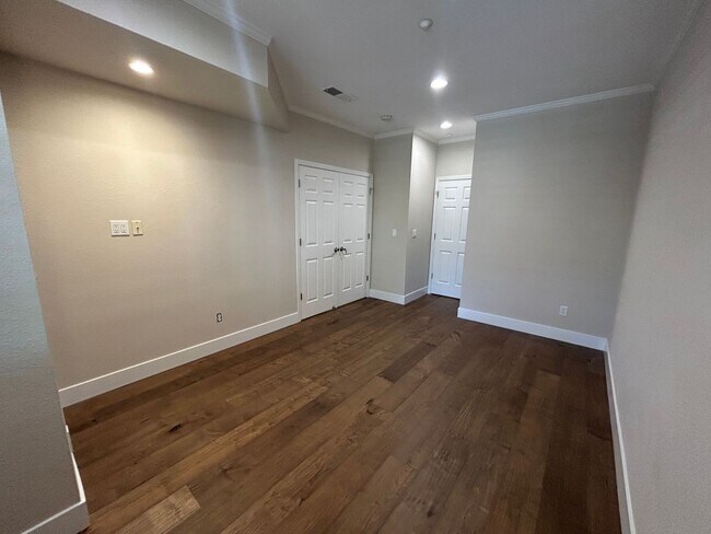 Building Photo - Beautiful 2 Bed, 2 Bath Single Story Condo...