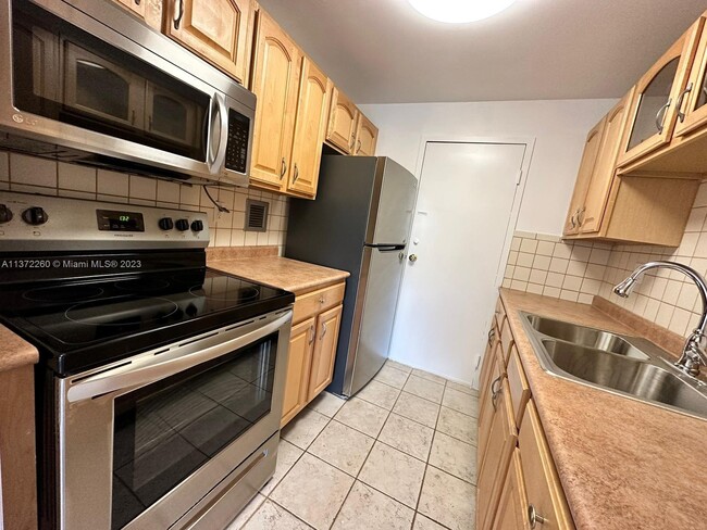 Building Photo - 900 NE 18th Ave