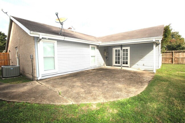 Building Photo - 805 Willow Creek Dr