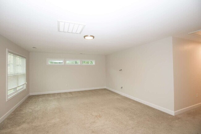 Building Photo - Charming 3 bed, 2.5 bath home with bonus t...