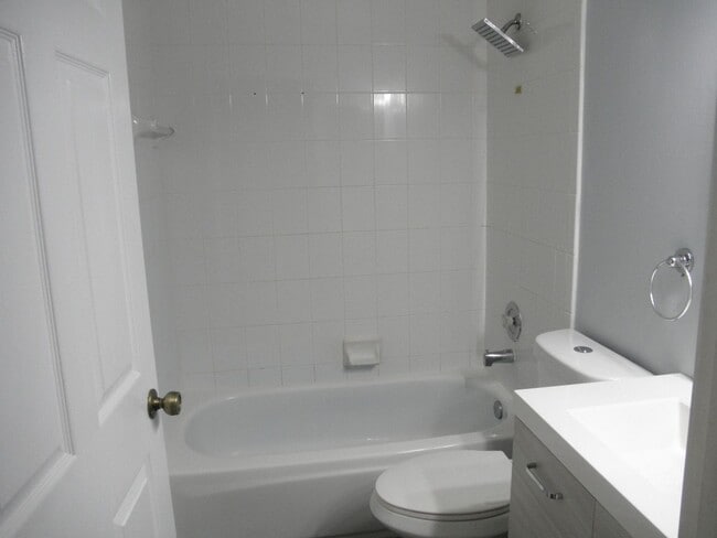 Building Photo - 1004 Landings Blvd