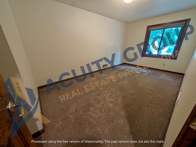 Building Photo - 10207 Pilgrim Ln N