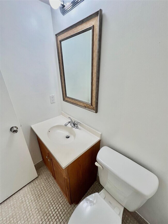 Building Photo - 129 Mansfield D