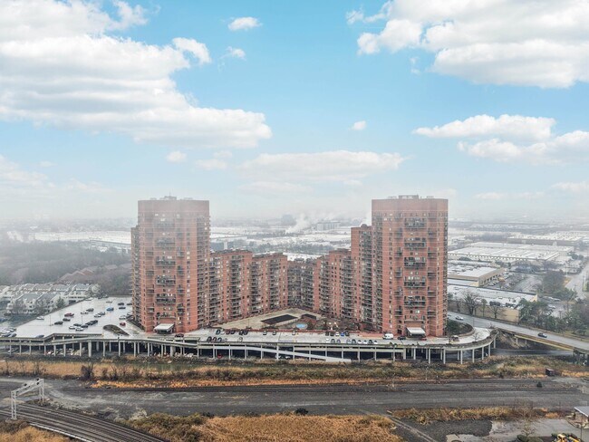 Building Photo - 530 Harmon Cove Tower