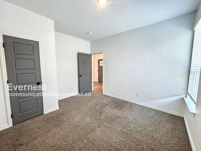 Building Photo - 2115 Hornbeam St