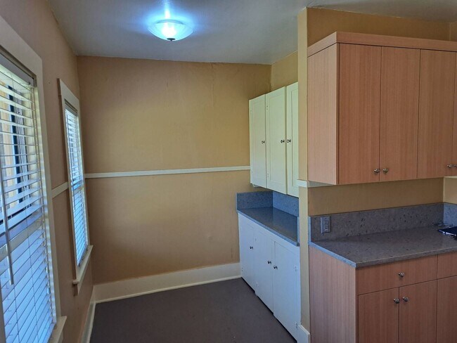 Building Photo - Historic Downtown Bend 1 Bed/1 Bath - NW Florida Ave