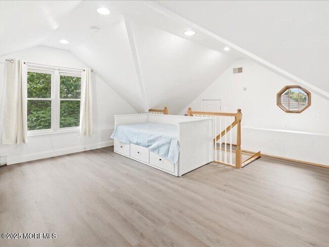 Building Photo - 552 Prospect Ave