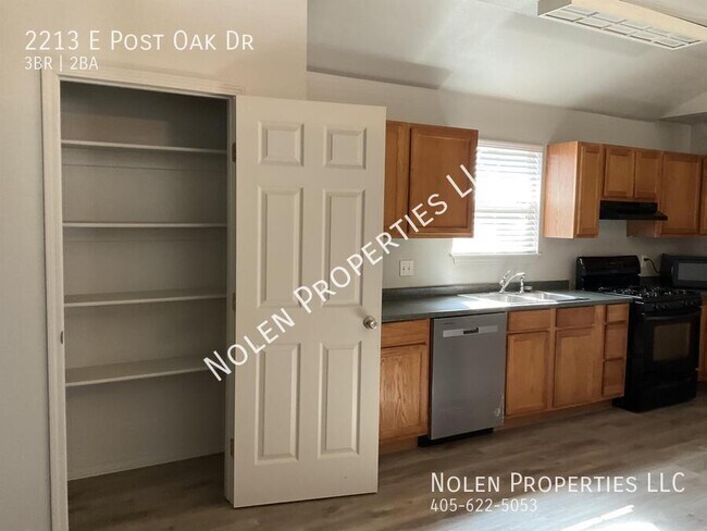 Building Photo - 2213 Post Oak Dr
