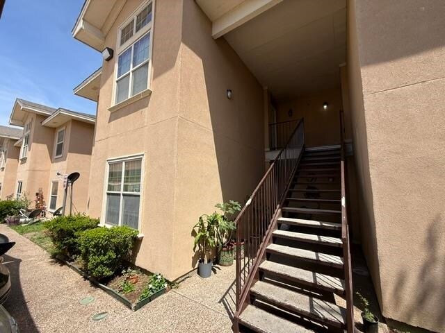 Building Photo - 2720 Camelot Dr