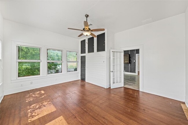 Building Photo - 433 E Davilla St