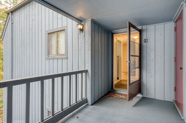 Building Photo - 10 Deepwood Dr