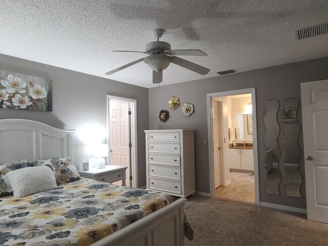 Building Photo - Furnish Single Family Home in The Villages