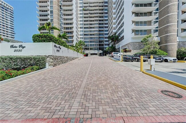 Building Photo - 2030 S Ocean Dr