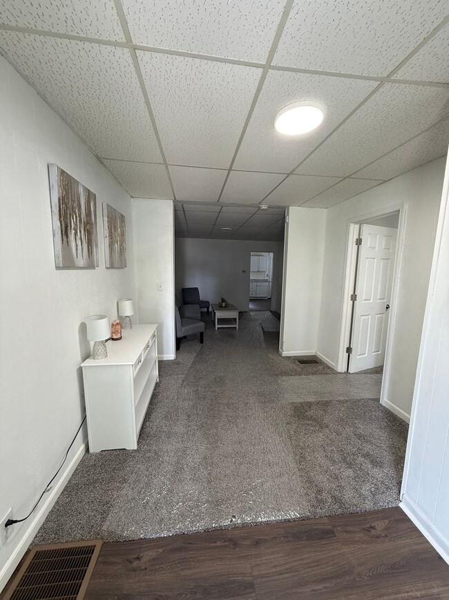 Building Photo - Don't miss out on this beautifully updated unit!