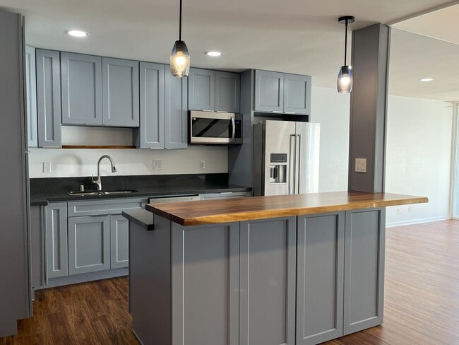 Primary Photo - Renovated 3 bedroom, 2.5 bath split level ...