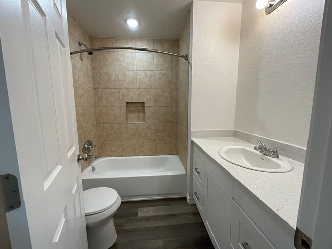 Building Photo - Beautiful 2 Bedroom/ 1 1/2 Bath Duplex in Kingsland, TX.