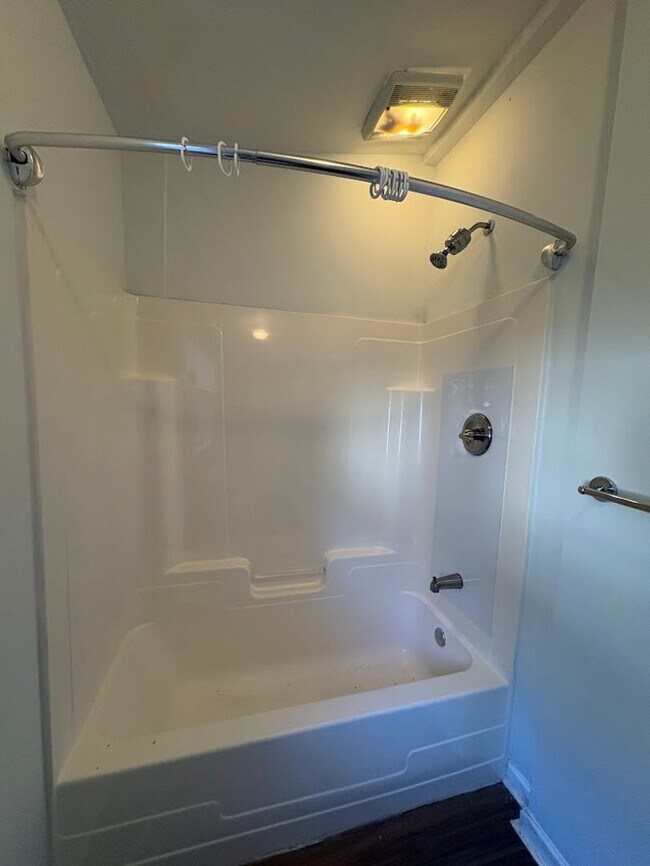 Building Photo - Three bedroom one bathroom home for rent