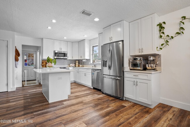 Building Photo - 6717 Lenczyk Dr