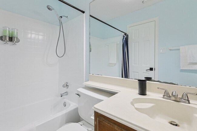 Building Photo - 2502 High Hollow Dr