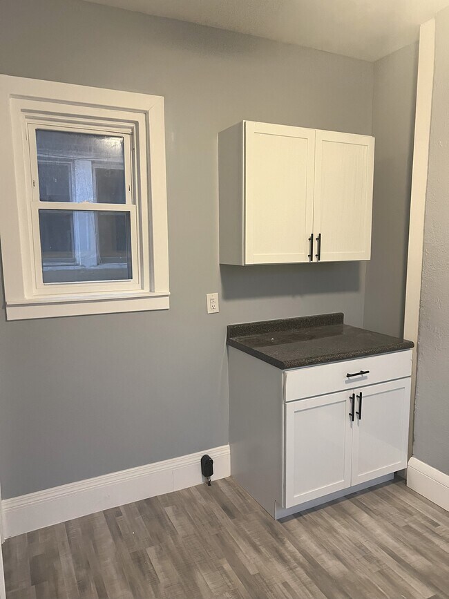 Building Photo - 1341 E Long St