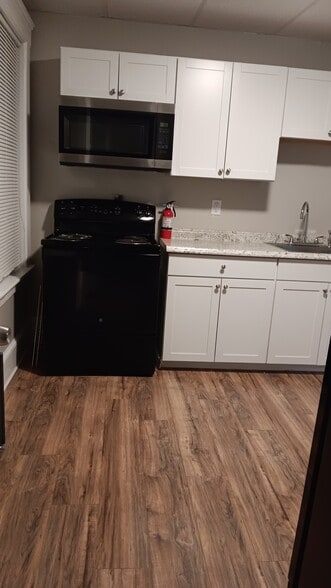 Range/Kitchen - 633 Haverhill St