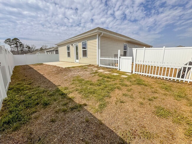 Building Photo - Upgraded 3 Bed, 2 Bath Pet-Friendly Home w...