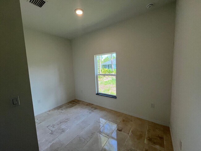 Building Photo - ASK US ABOUT FREE RENT-MOVE IN READY 3/2-L...