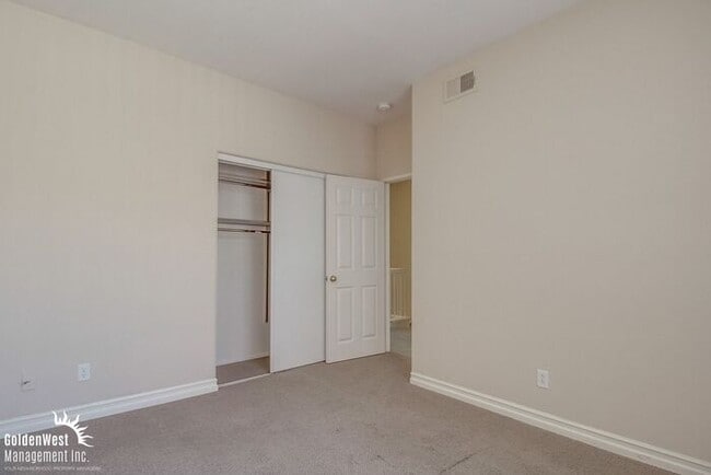 Building Photo - Immaculate 3Bdm 2.5Ba Townhouse with  2-Car Garage